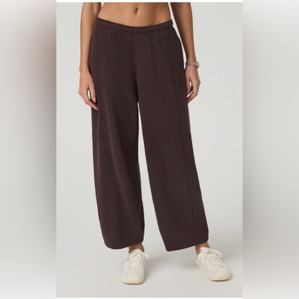 Vuori Sedona Barrel Crop sweatpant in French Roast